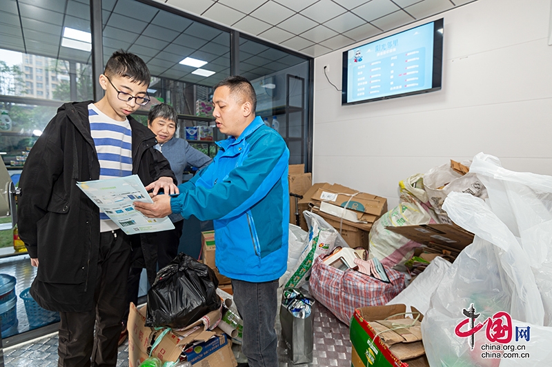 J9九游会 九游会J9倡导垃圾分类新概念 自贡市首个智能环保服务站正式启用(图3)