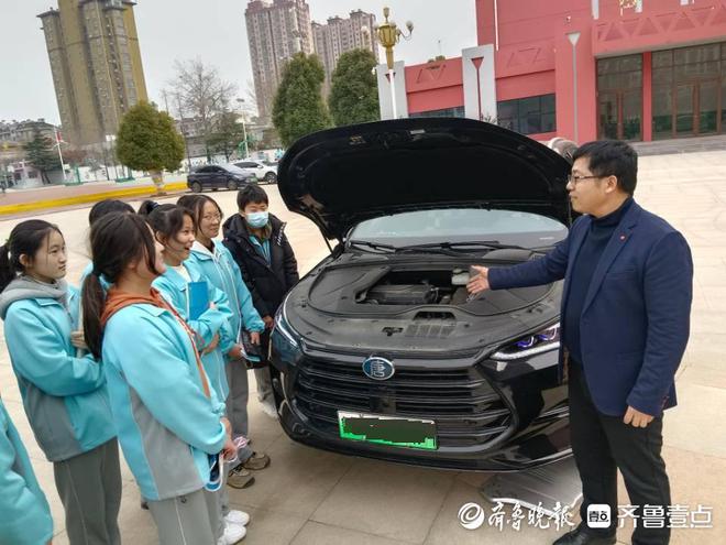 九游会J9 J9九游会“新能源大未来”枣庄十五中科技环保大讲堂开讲(图3)