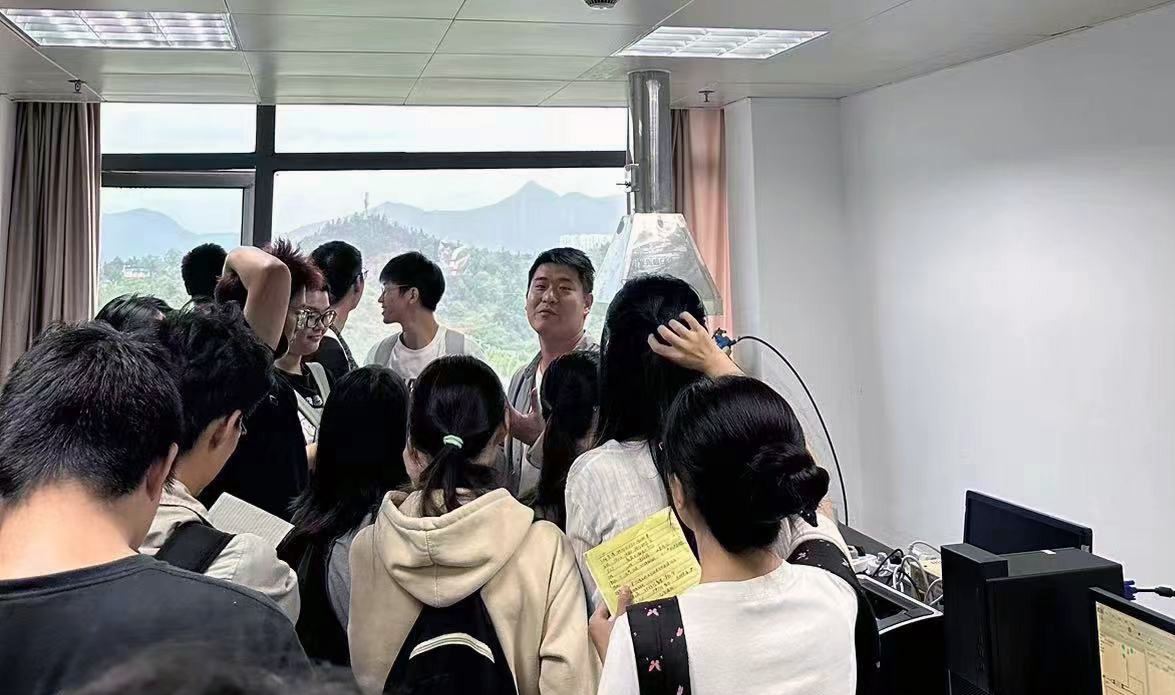 J9九游会 九游会J9环保设施开放江西景德镇：大学生代表走进生态环境监测实验室