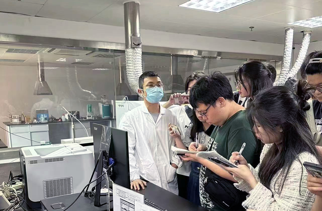 J9九游会 九游会J9环保设施开放江西景德镇：大学生代表走进生态环境监测实验室(图2)