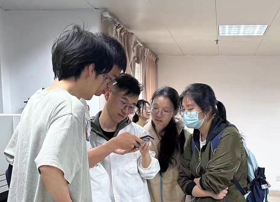 J9九游会 九游会J9环保设施开放江西景德镇：大学生代表走进生态环境监测实验室(图3)