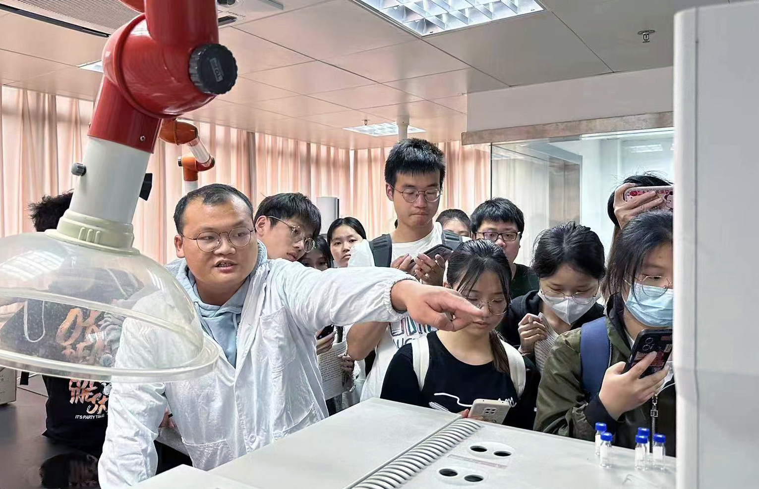 J9九游会 九游会J9环保设施开放江西景德镇：大学生代表走进生态环境监测实验室(图4)