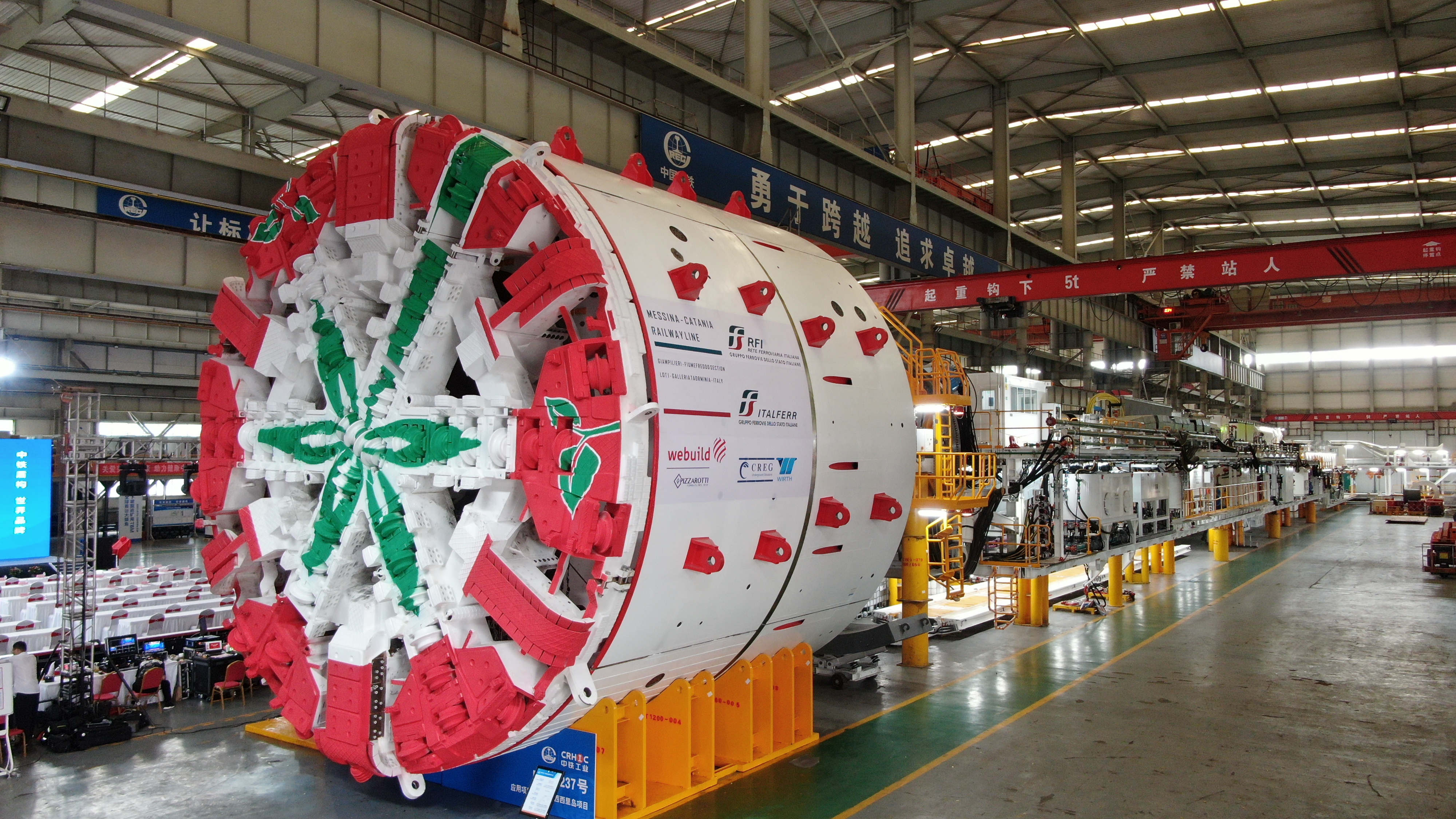 世界首台绿色盾构机九游会J9 J9九游会和世界首台大倾角下坡掘进矿用TBM同日下线