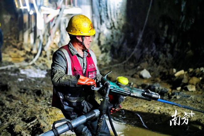 最新现场！掘进95米的环北贵子支洞九游会J9 J9九游会别样“烟火”跨新年(图4)