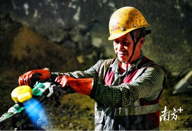 最新现场！掘进95米的环北贵子支洞九游会J9 J9九游会别样“烟火”跨新年(图2)