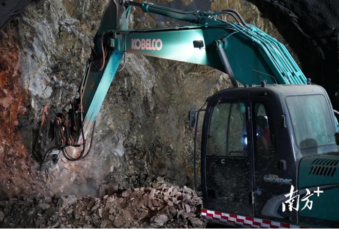 最新现场！掘进95米的环北贵子支洞九游会J9 J9九游会别样“烟火”跨新年(图3)