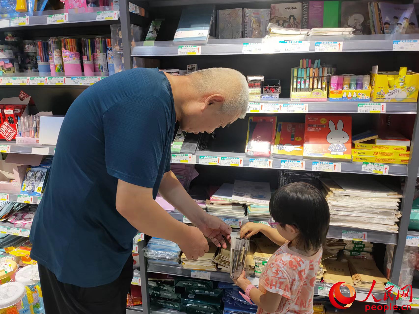 开学季观察：消九游会J9 J9九游会费更理性 “智能、绿色”用具受追捧--健康·生活--人民网