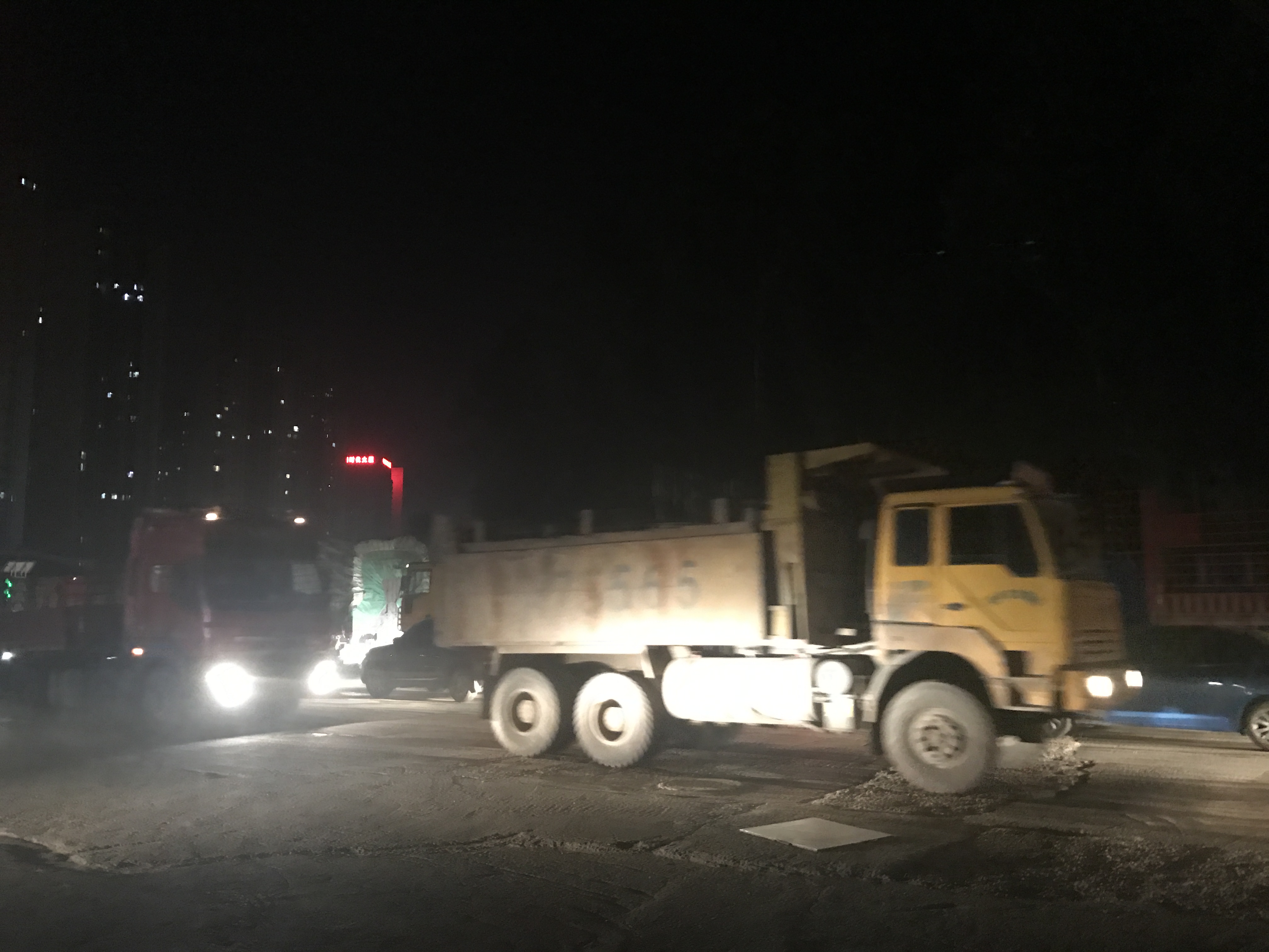 九游会J9 J9九游会3分钟一次违章 昆明渣土车疯狂升级你怕不怕？(图6)