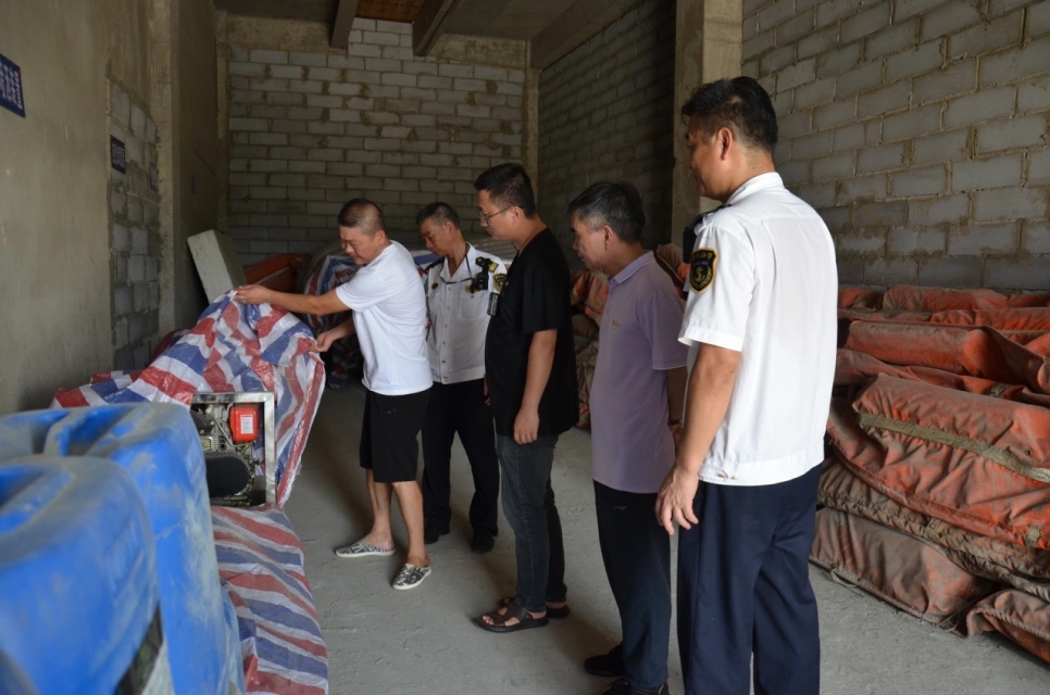 九游会J9 J9九游会兴化湾港务站联合三江口海事处开展环保设施检查