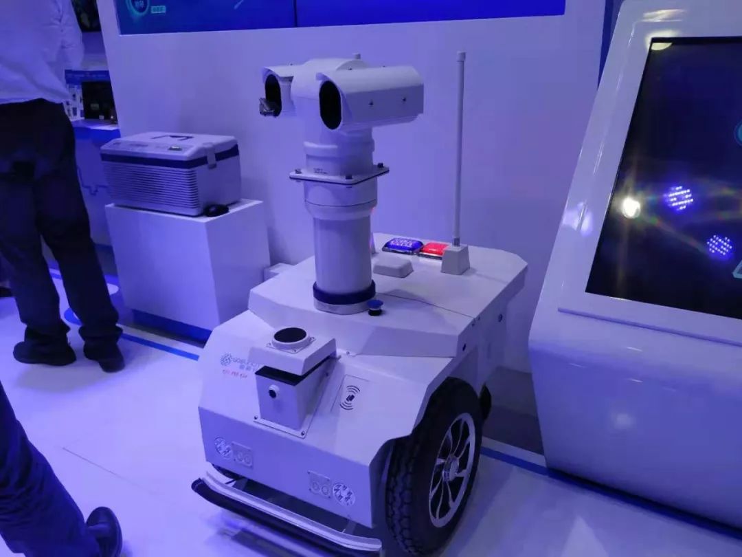 让人眼前一九游会J9 J9九游会亮的智能机器人看看你见过哪些？(图4)