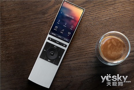 带32J9九游会 九游会J9寸屏幕的智能遥控器 一键操作智能家居