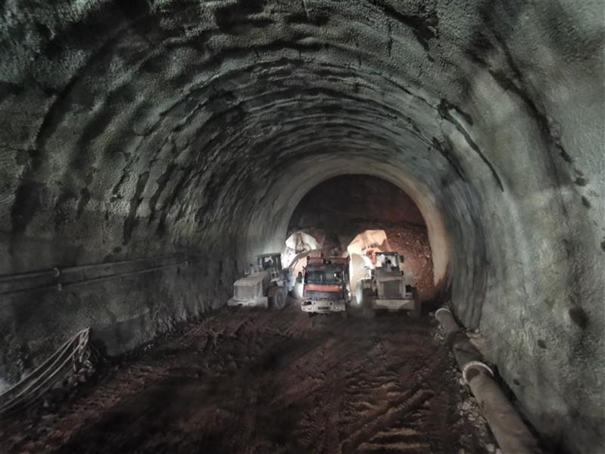 九游会J9 J9九游会穿越12公里“魔鬼岩层”郑万高铁香树湾隧道全隧贯通