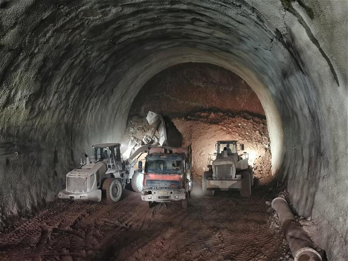 九游会J9 J9九游会穿越12公里“魔鬼岩层”郑万高铁香树湾隧道全隧贯通(图2) 九游会J9 J9九游会穿越12公里“魔鬼岩层”郑万高铁香树湾隧道全隧贯通(图2)