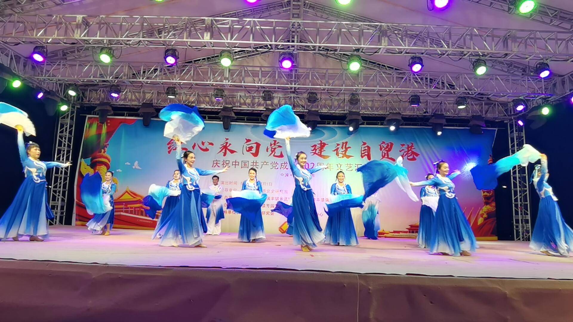 九游会J9 J9九游会红心永向·建设自贸港 芳园艺术村创新形式庆“七一”(图2)