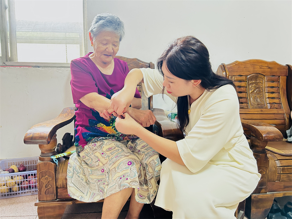 九游会J9 J9九游会海州区人大代表为独居老人送上智能手环贴身“管家”守护老人健康安全